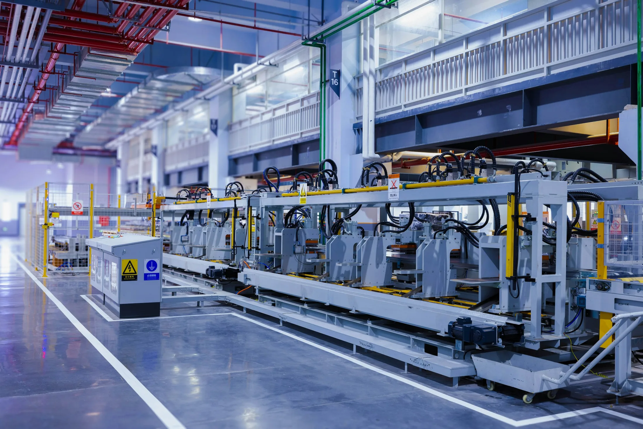 Produktionshalle mit automatisierten Anlagen